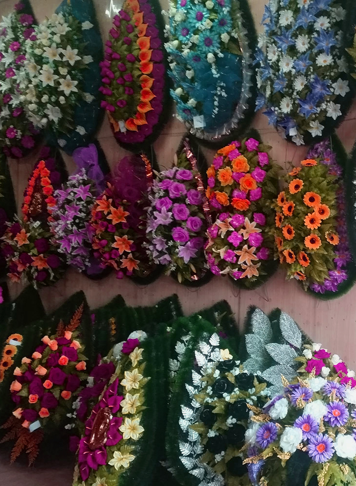 Венки из живых цветов